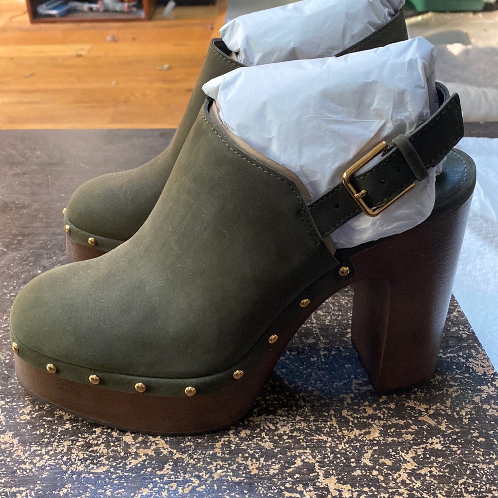 New / never worn size 9 Vince Camuto Moss Green Platform Clogs
